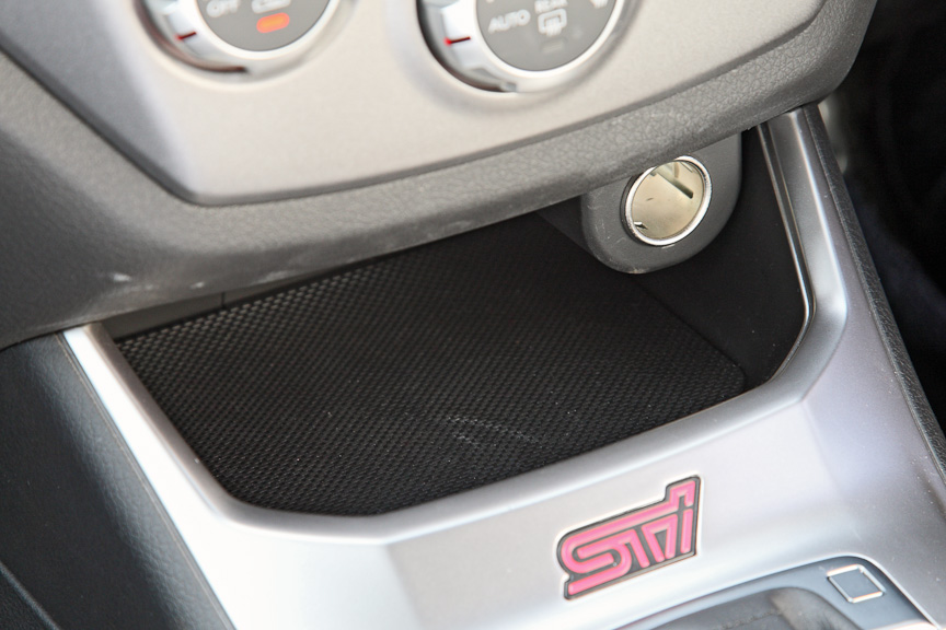 小物を置くのにピッタリなセンタートレイ。レッドカラーの照明も用意されている