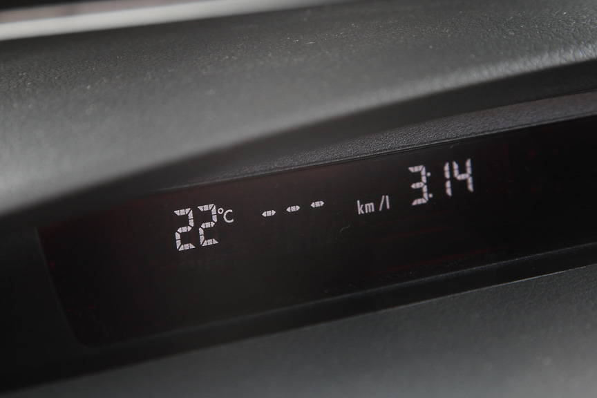 インパネ上部、中央に配置されるインフォメーションメーター。時計のほか外気温、平均/瞬間燃費の表示が可能