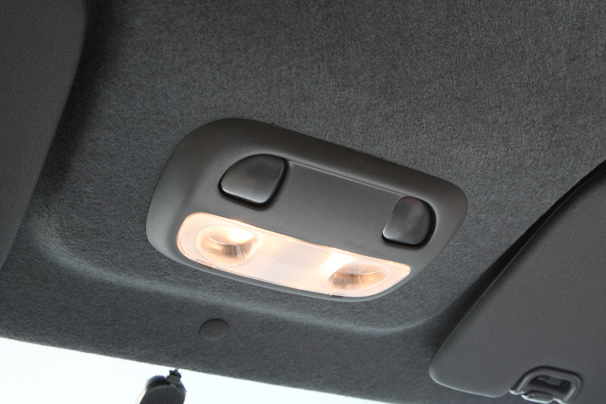 運転席、助手席で個別に使えるスポットタイプのマップランプを採用