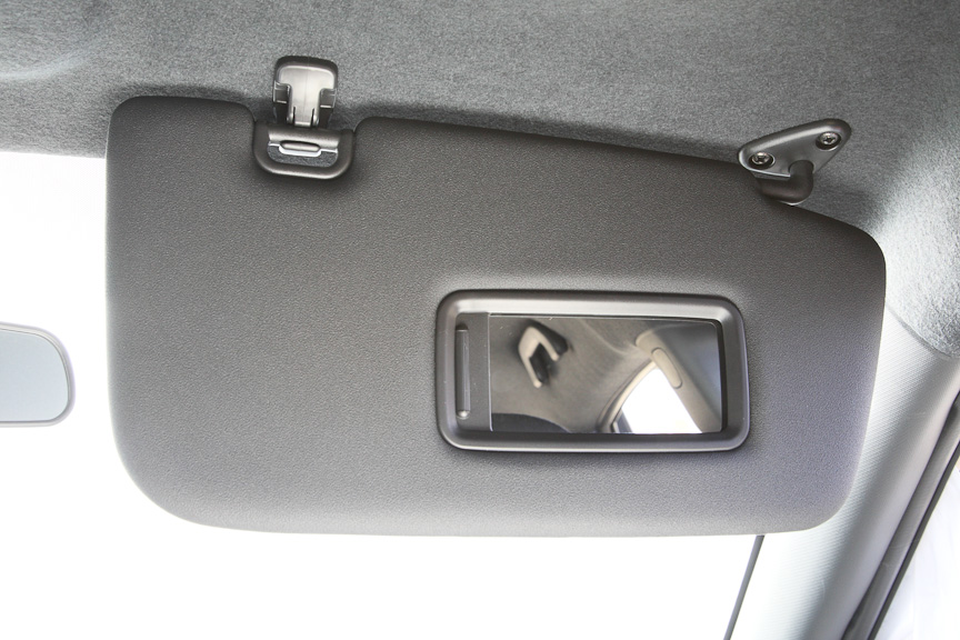 サンバイザーは運転席、助手席ともにスライド式のカバーが付いたバニティミラーがビルトインされている