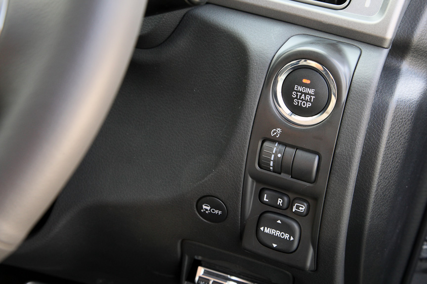 キーレスアクセス＆プッシュスタートを採用。リモコンを持っていればワンプッシュでエンジンを始動させることが可能。その下はメーターの照度コントロール、ドアミラーのコントロールパネル。その横はVDCのオンオフスイッチ