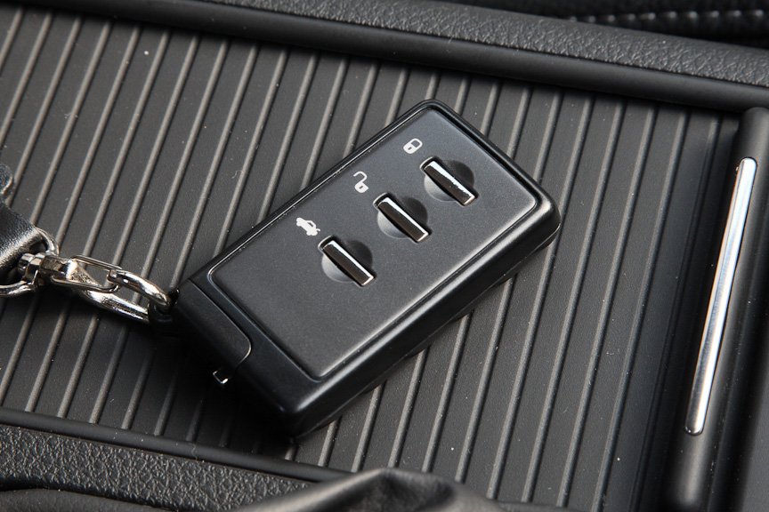 キーレスアクセス＆プッシュスタートを採用。リモコンを持っていればワンプッシュでエンジンを始動させることが可能。その下はメーターの照度コントロール、ドアミラーのコントロールパネル。その横はVDCのオンオフスイッチ