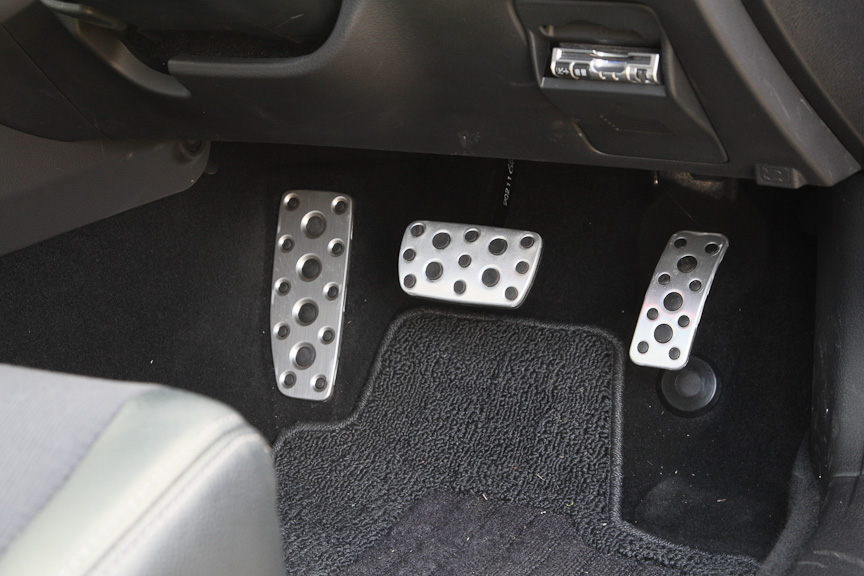 6速MTモデルと同じくアルミパッド付きのスポーツペダルを採用。ただし、当然ながら一番左側はクラッチペダルではなくフットレストになっている。レッドカラーのフットライトも装備