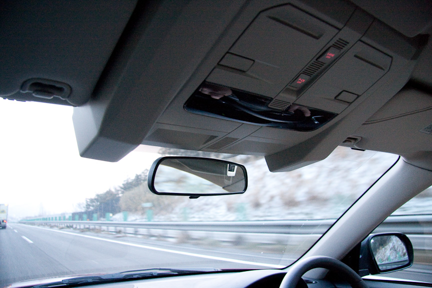 アウトバック 2.5XT EyeSightにはオートクルーズや追従クルーズが可能なEyeSightが搭載されている。搭載位置は、オーバーヘッドコンソール部。2つの出っ張りがCCDステレオカメラ