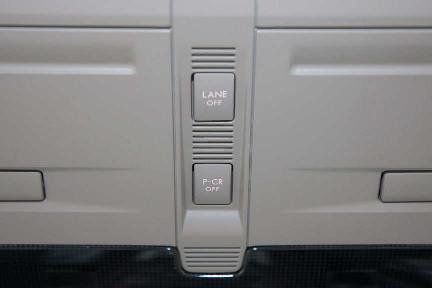 EyeSight中央部には「LANE OFF」「P-CR OFF」の2つのスイッチが。LANE OFFはレーン逸脱警告のON/OFFを、P-CR OFFはプリクラッシュブレーキのON/OFFを切り替える。スイッチの長押しでモードが切り替わり、OFFの場合はメーターパネル内にOFF表示がともる