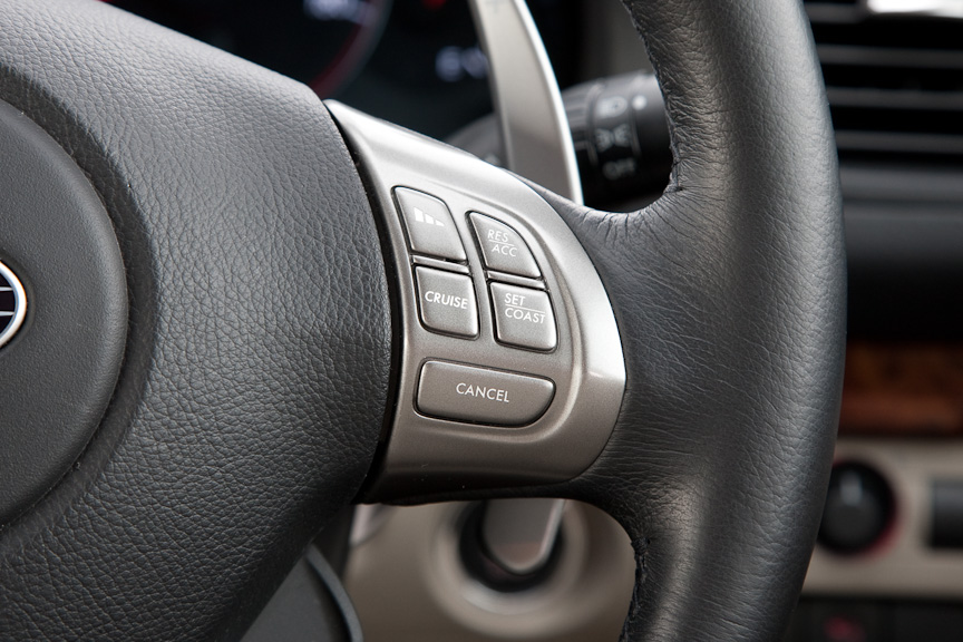 ステアリング右側に設置されたEyeSight関連のスイッチ。親指1つでコントロール可能なのは便利