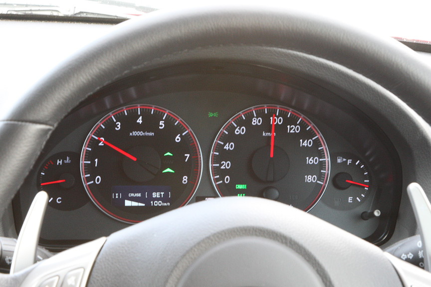 追従クルーズがセットされ、前走車をEyeSightが見付けると△表示が2つになる。△と△の間には車間距離警告灯もあるが、それが光ることは今回のドライブではなかった