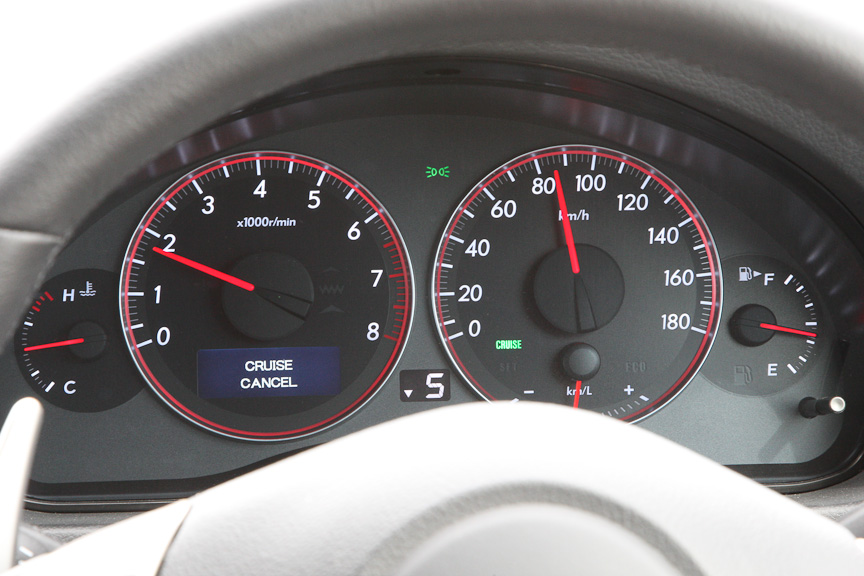 ブレーキを踏むと「CRUISE CANCEL」の表示に。再び「RES/ACC」ボタンを押せばクルーズ状態に復帰する