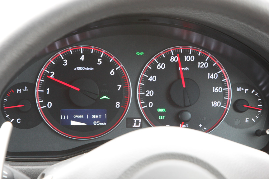 車間設定を車間を空けるほうの設定にしてみた。マルチインフォメーションディスプレイの三角表示が変わっている。マルチインフォメーションディスプレイの上部に表示されている△は、追従クルーズがセットされたことを示す