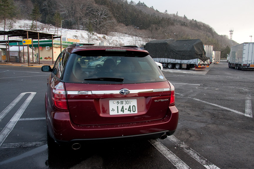 EyeSightを駆使して東北道の国見SAに到着。明け方のため駐車場もまばらな状態。渋滞は皆無であった