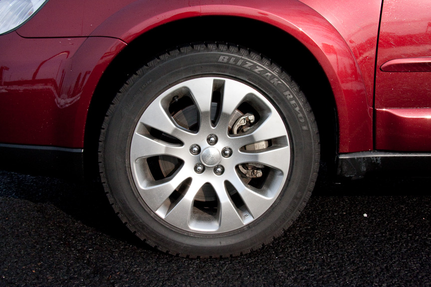 タイヤはブリヂストンのスタッドレスタイヤREVO1。サイズは標準サイズと同じ215/55 R17。総合性能では最新のREVO2に劣るものの、雪上では抜群の安心感であった