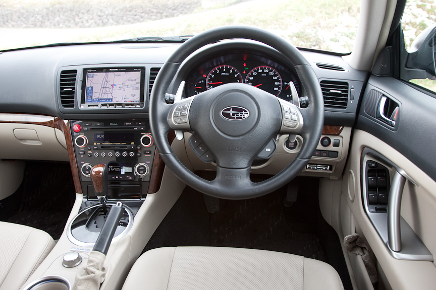 このアウトバック 2.5XTは、メーカーオプションの「マッキントッシュ・サウンドシステム」と「本革シート（アイボリー）」を装備。とくにマッキントッシュ・サウンドシステムは、一般的なライン装着のカーオーディオとは段違いによい音なので、単調になりがちなロングドライブをサポートしてくれた