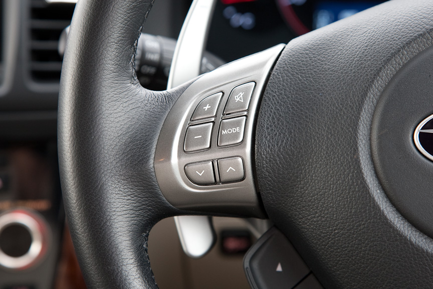 ステアリング左側には、オーディオ関連のコントロールスイッチが並ぶ