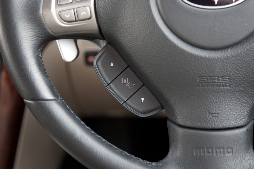 ステアリング左下のスイッチは、マルチインフォメーションディスプレイの表示切り替えスイッチ。マルチインフォメーションディスプレイにはオドメーターやトリップメーター、EyeSight関連の情報のほか、燃費や外気温などが表示される