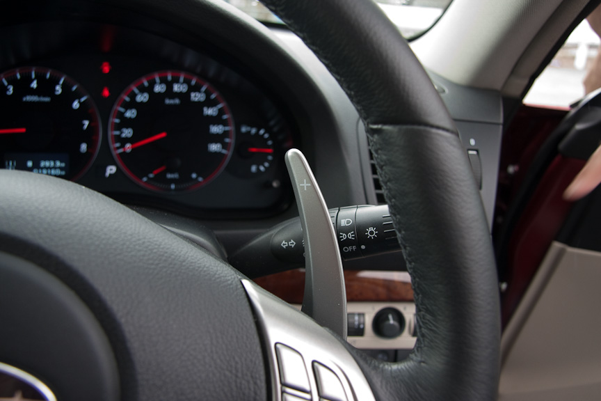 トランスミッションは、5速ATのスポーツシフトE-AT。パドルシフトも装備され、マニュアル操作も可能。Dモード走行時でも、パドルシフトを操作することで一時的にマニュアルモードに移行することができる