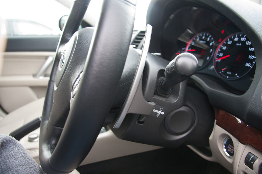 パドルシフトを横から見たところ。大きく、剛性感もあるので、操作感は小気味よい