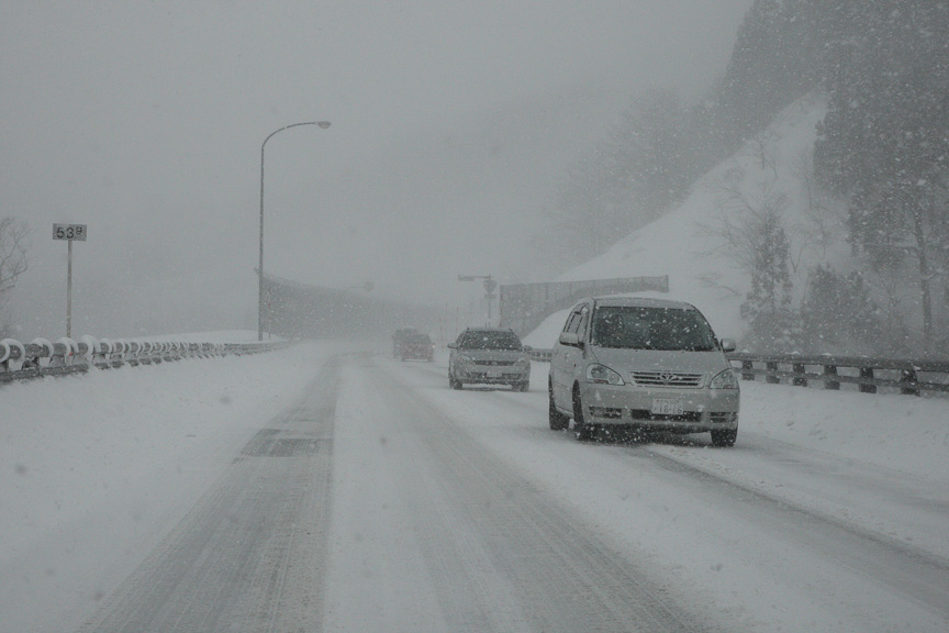 月山IC～湯殿山IC間は、まだ高速道路が開通していないため、国道112号をひた走る。天候は激しい雪でセンターラインも分からない状態。さすがにEyeSightのレーン逸脱警告は働かなかった。人間でも無理ですね