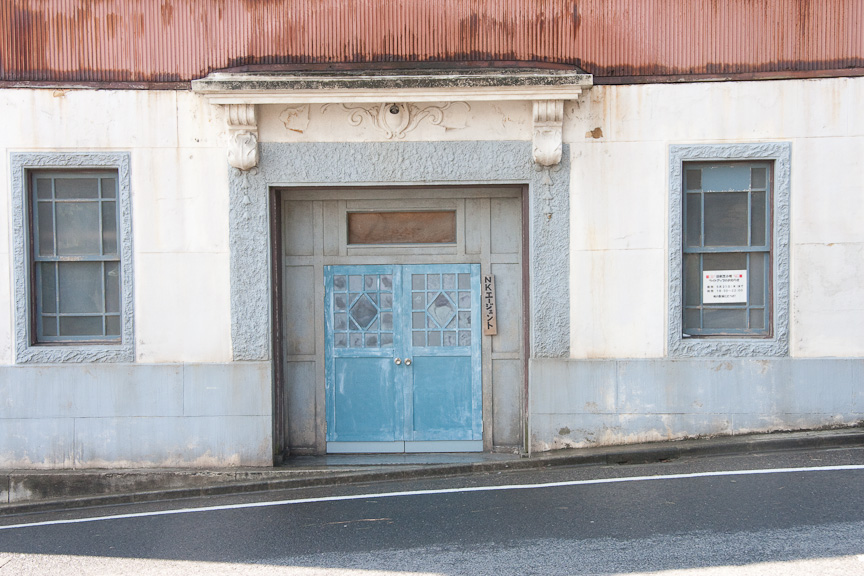 入口の看板もNKエージェントになっていた