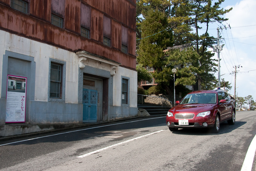 アウトバック 2.5XTとNKエージェント。この道の奥に、日和山公園があり車を駐車することが可能だ