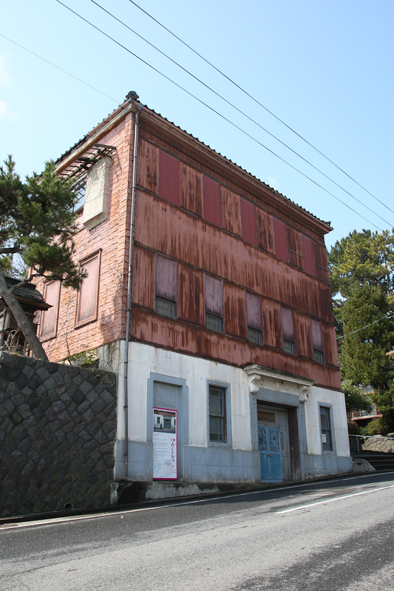 ロケ地巡りの一番手は、NKエージェント。映画で見たあの風景は目の前にあるのにはちょっと感動。年季の入った外観も映画そのままだ