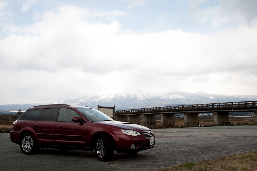 月光川河川公園にて。後方にかすかに見えるのが鳥海山