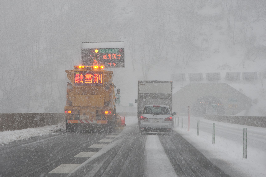 鶴の湯を見たところで、本日の宿である銀山温泉を目指す。山形道の鶴岡IC～湯殿山ICを走っていると再び雪に。国道112号も当然のように雪
