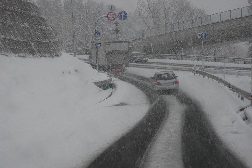 鶴の湯を見たところで、本日の宿である銀山温泉を目指す。山形道の鶴岡IC～湯殿山ICを走っていると再び雪に。国道112号も当然のように雪
