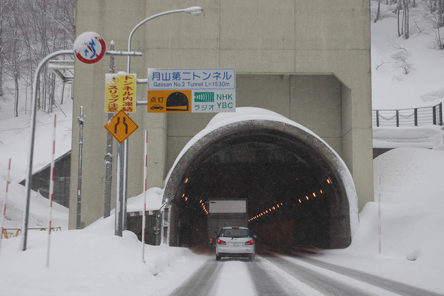鶴の湯を見たところで、本日の宿である銀山温泉を目指す。山形道の鶴岡IC～湯殿山ICを走っていると再び雪に。国道112号も当然のように雪