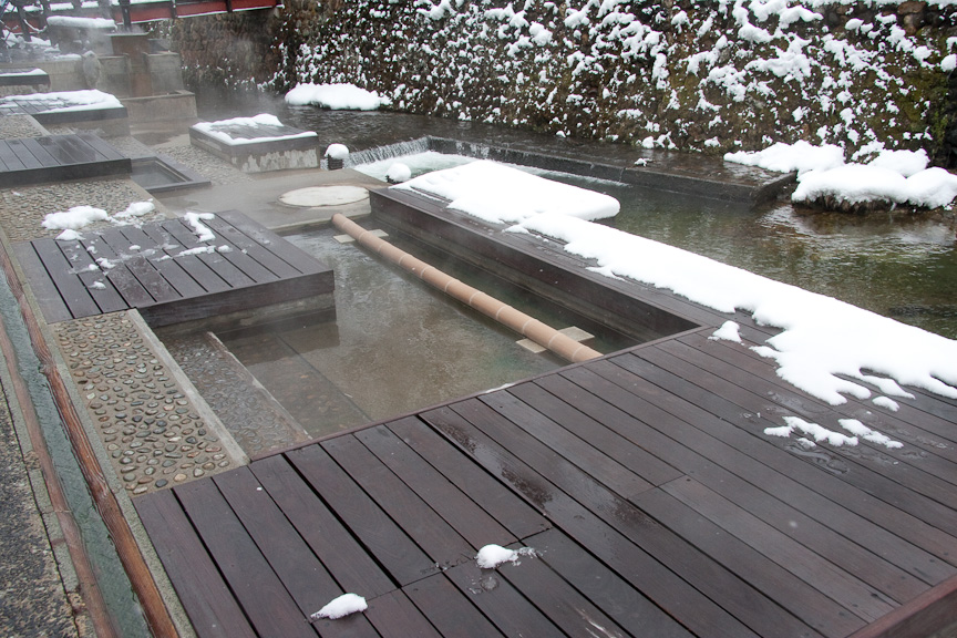 銀山温泉には足湯もある。さすがに寒かったのでこの足湯には入らなかった