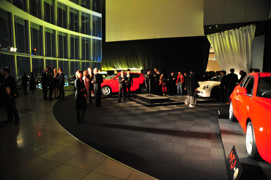 表彰式はアルファ ロメオ ミトとC8 スパイダーの発表会の後、同じ場所で行われた。ミトと8C スパイダーも4月12日まで東京シティビューに展示される
