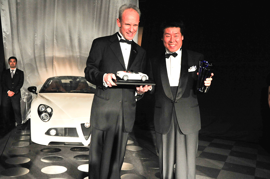 ベスト・オブ・ショウに輝いたマセラティのオーナーである星野氏（右）。左は東京コンクール・デレガンスのプレジデントであるポール・ゴールドスミス氏