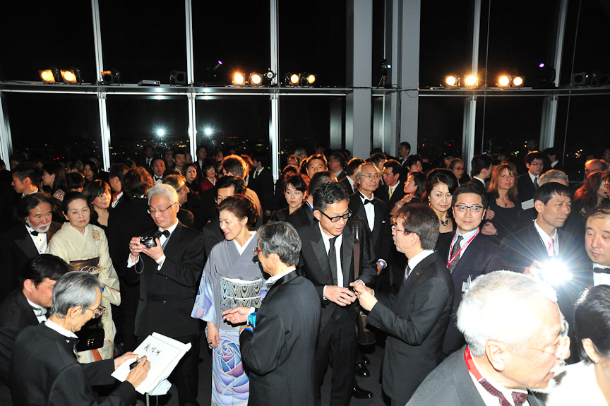 表彰式の後はパーティー。記者を含め、正装が義務づけられていた