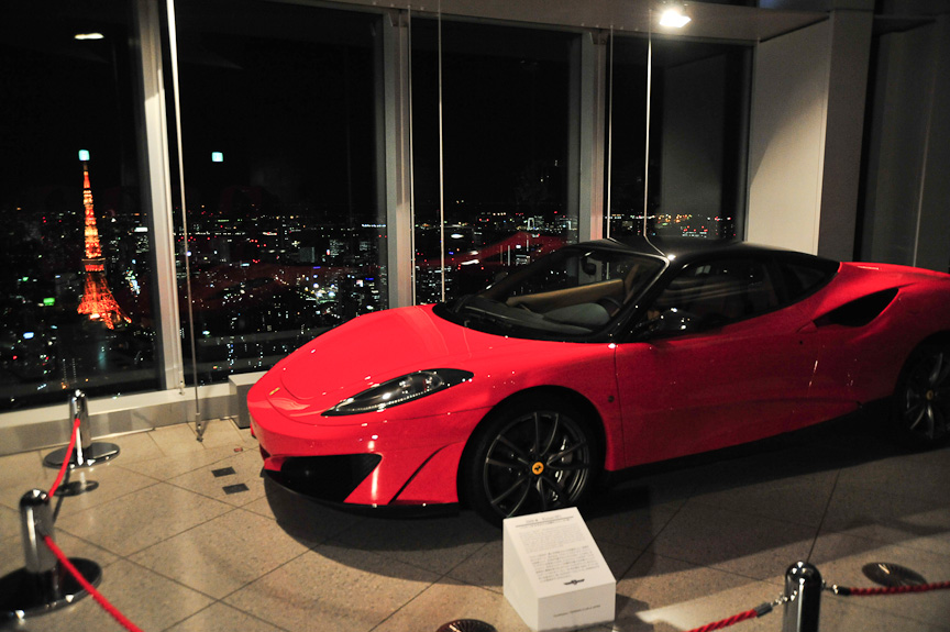 フェラーリの特別展示も。コンクール・デレガンスは22時まで、フェラーリのあるスペースは23時まで（金・土・休前日は25時まで）開いているので、こんな光景が楽しめる