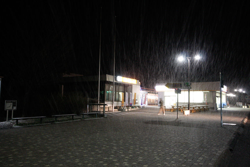 駒ヶ岳SAは雪で真っ白。雪に不慣れな記者にはかなり不安だ