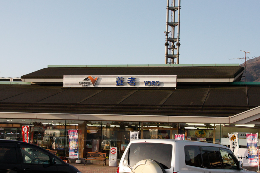 朝6時50分の養老SA。駐車場はすでに大混雑