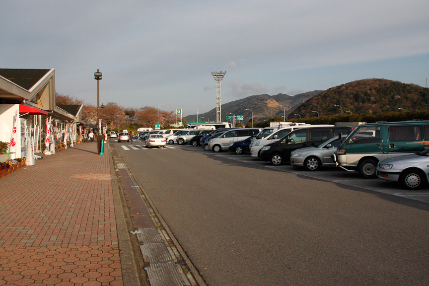 朝6時50分の養老SA。駐車場はすでに大混雑