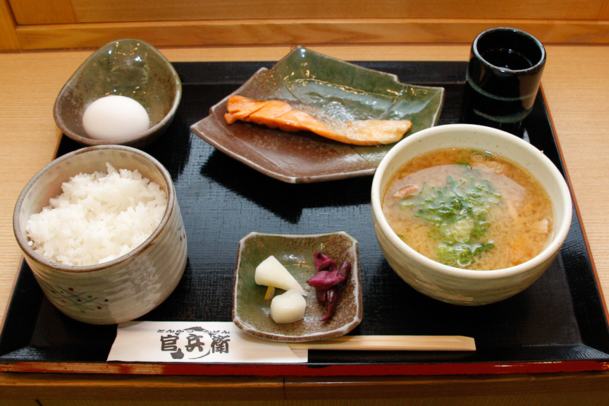 西宮名塩SAの食事処、「官兵衛」の朝ごはん。鮭塩焼、豚汁、生卵が付いて680円