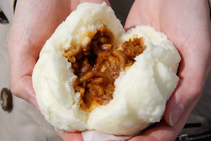 フードコートで売っていた豚まんで有名な神戸南京町 「皇蘭」の焼きそばまん。1個250円