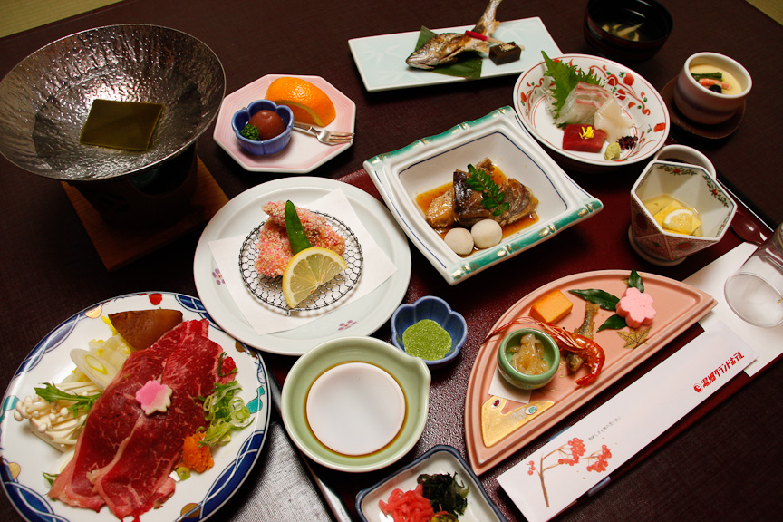 晩ご飯は野の花会席。お肉もお刺身も焼き魚も食べられてどれも美味！