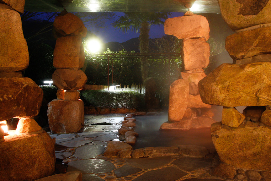 現代彫刻家の空充秋氏造作の石積みモニュメントに囲まれた露天風呂。泉質はナトリウム・カルシウム・塩化物泉（低張性弱アルカリ性温泉）で効能は神経痛、筋肉痛、関節痛、うちみ、くじき、慢性消化器病、冷え性、痔疾、疲労回復など