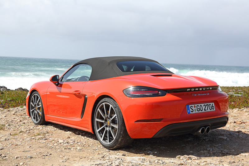 718 ボクスター Sは最高出力257kW（350PS）/6500rpm、最大トルク420Nm/1900ｰ4500rpmの水平対向4気筒 2.5リッターターボエンジンを搭載する