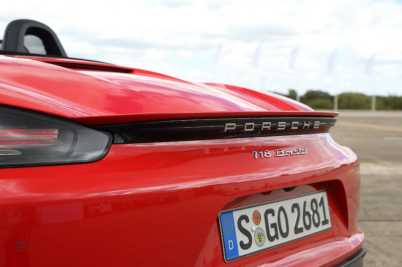 718 ボクスターは水平対向4気筒 2.0リッターターボエンジンを搭載し、最高出力220kW（300PS）/6500rpm、最大トルク380Nm/1950ｰ4500rpmを発生。ボディサイズは4379×1801×1281mm（全長×全幅×全高）、ホイールベース2475mm