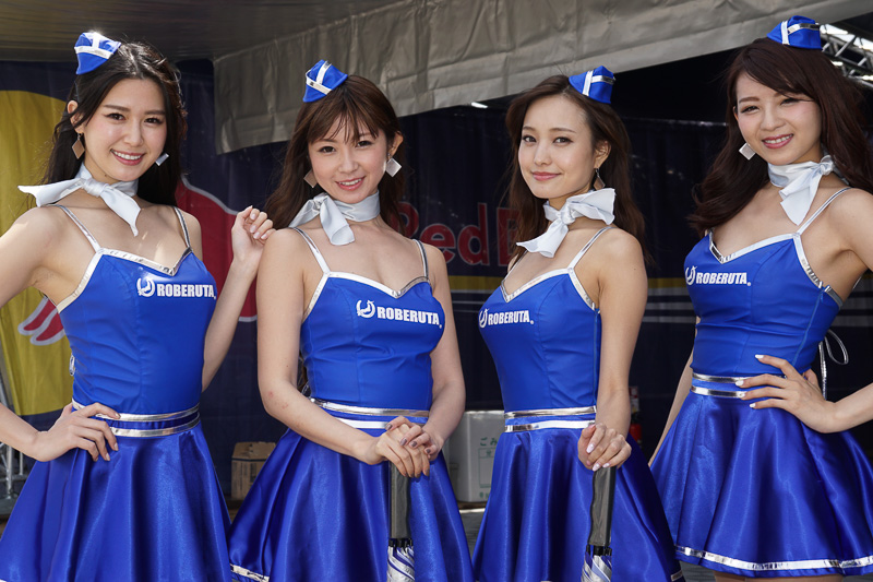 「AIR RACE QUEENS by ROBERUTAイメージガール」の水谷望愛さん、佐崎愛里さん、荒井つかささん、早瀬あやさん