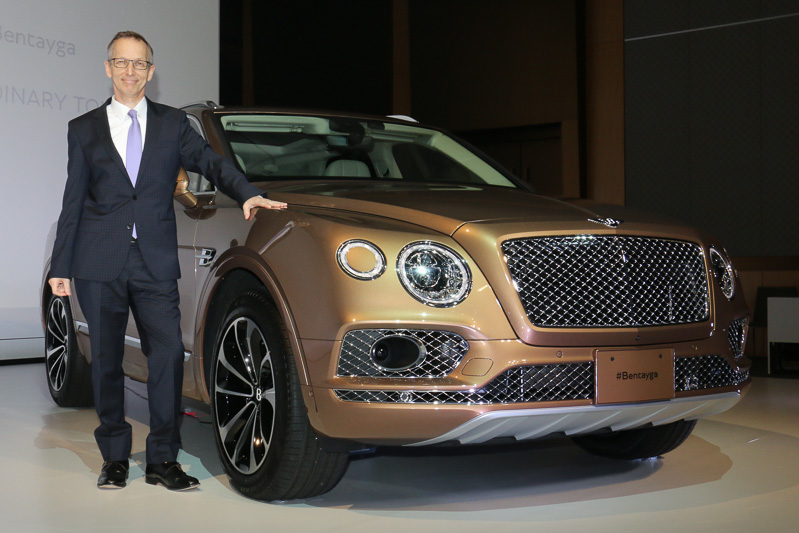 日本初公開されたベントレー「Bentayga（ベンテイガ）」とベントレーモーターズジャパン 代表 ティム・マッキンレイ氏