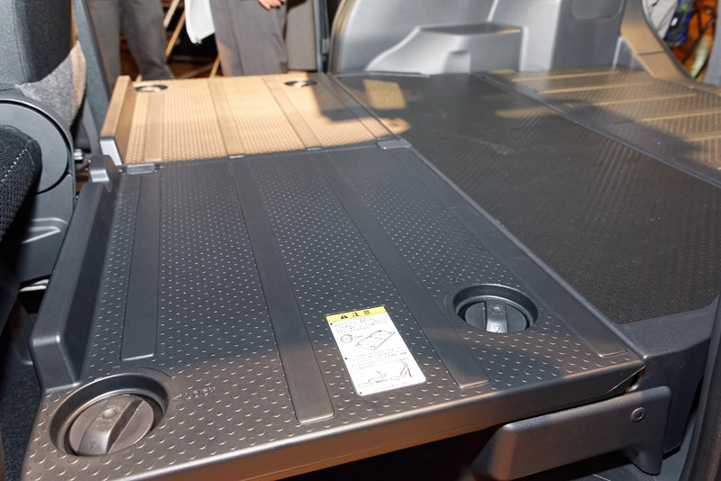 助手席後方の荷室。手前にあるダイヤル風のロックを外すことでフロアを片側ずつ外し、アンダートランクとして利用できる