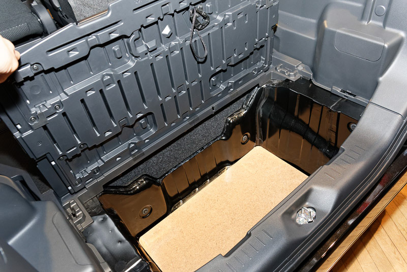 最後部のフロアを外すと高さのある荷物も余裕をもって積み込める