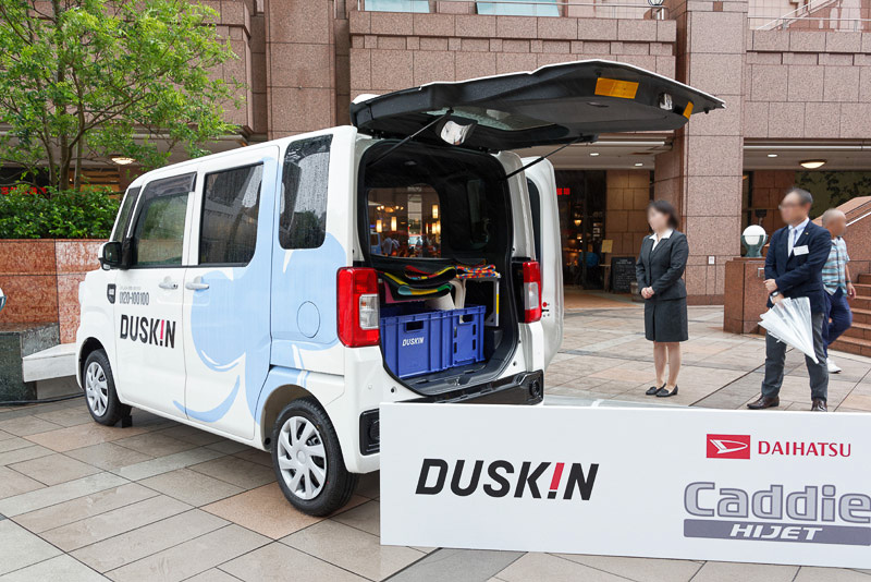 クリーニング用品やマットなどの商品配達に利用したダスキン。衝突回避支援システム「スマートアシストII」のおかげで安心して運転できるとのこと