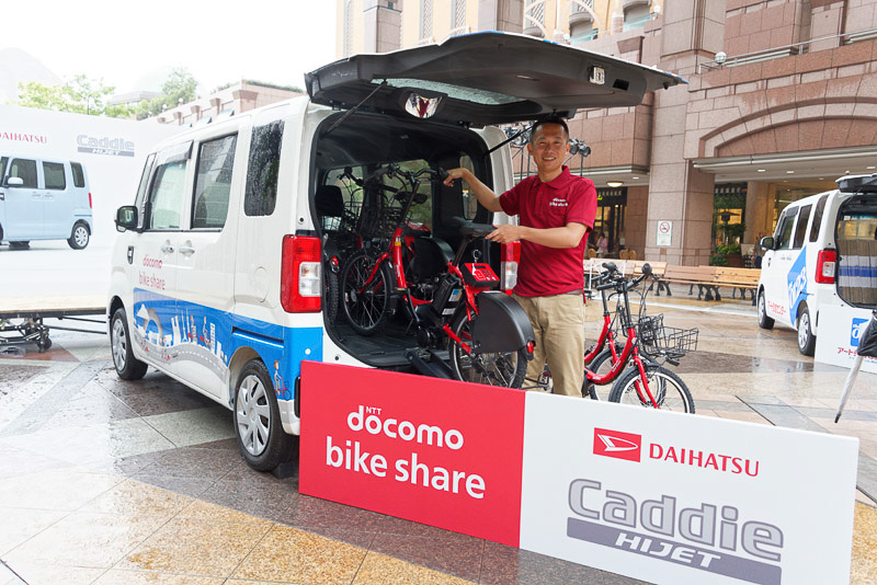 ドコモ・バイクシェアでは乗り捨て可能なレンタル自転車の再配置やバッテリーの補充に利用。自転車3台、バッテリー20個を一度に運べるという