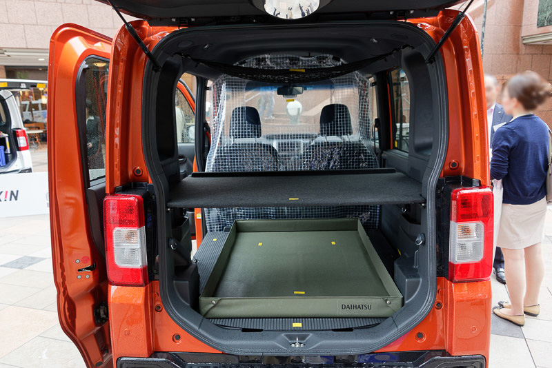 荷室ボード、縁高荷室シート、コンパクトトランクバッグ、オーバーヘッドネットなどを装着している