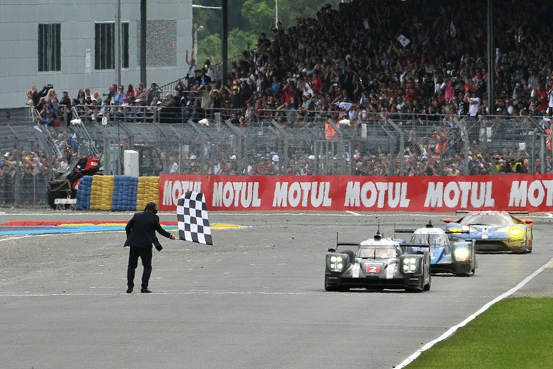 レースも残り5分というところでトヨタ 5号車にパワートレーン系のトラブルが発生。ポルシェ 2号車がトップに立った